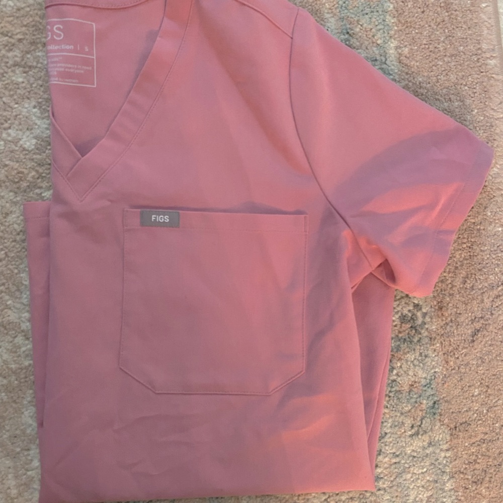 Chalk pink figs Catarina scrub top